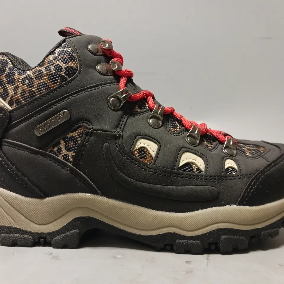 BOXED PAIR OF MOUNTAIN WAREHOUSE ADVENTURER WATERPROOF PRINTED WALKING BOOTS IN BLACK/ANIMAL PRINT UK SIZE 4.5