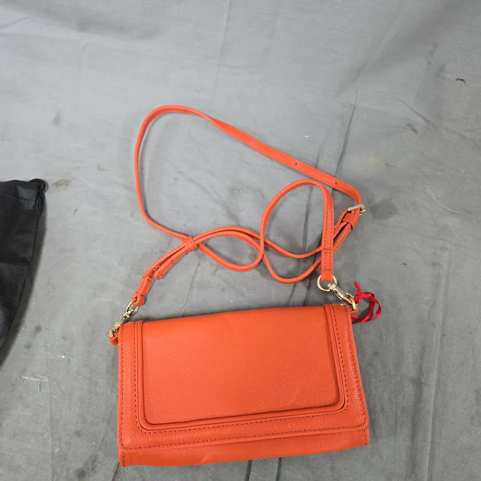 BEN DE LISI ORANGE LEATHER HANDBAG WITH LONG CROSSBODY STRAP 