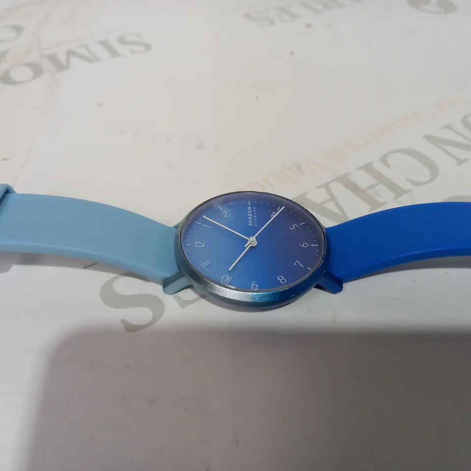 SKAGEN DENMARK WRISTWATCH IN GRADIENT BLUE COLOUR