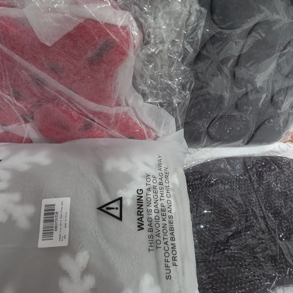 BOX OF ASSORTED HOUSE HOLD ITEMS TO INCLUDE BOXING HEAD GEAR - BATHROOM MATT - TREE SKIRT / COLLECTION ONLY 