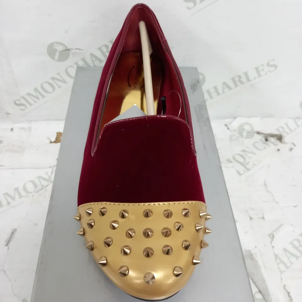 BOXED PAIR OF FLAT HEELED GOLD SPIKEY TOE, COLOUR BORDEAUX SIZE 6