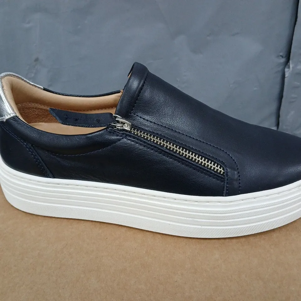 JONES BOOTMAKER IN NAVY SIZE 6 