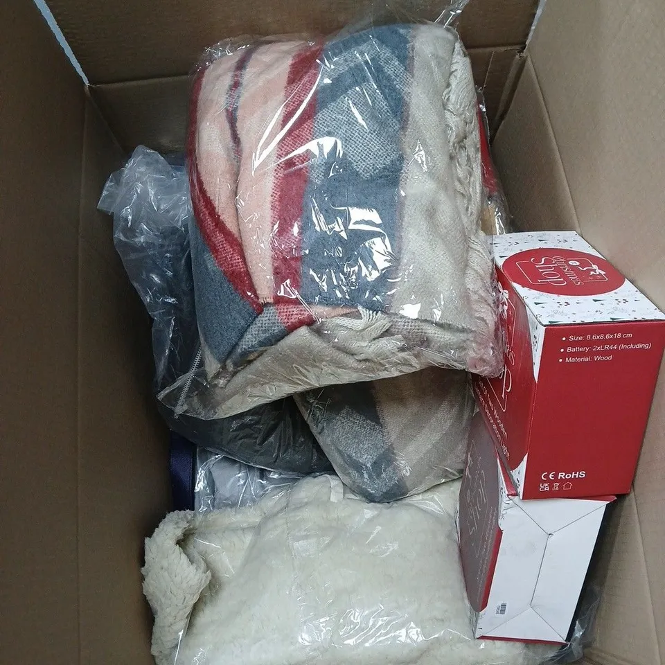 BOX OF APPROXIMATELY 15 ASSORTED ITEMS TO INCLUDE THERMAL HAT, CANDLES, LANTERN DECORATION ETC