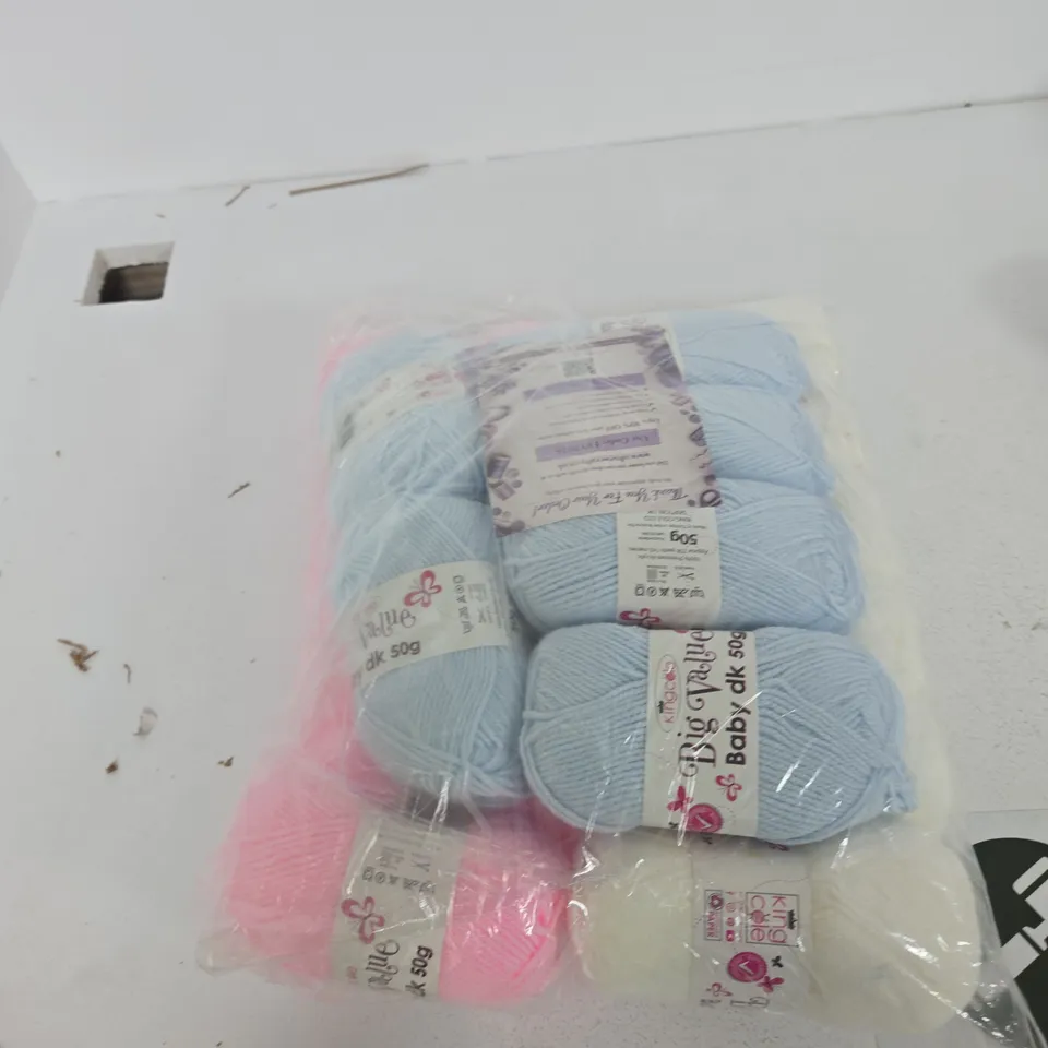 BOX OF APPROXIMATELY 15 ASSORTED ITEMS TO INCLUDE: BAG OF YARN 