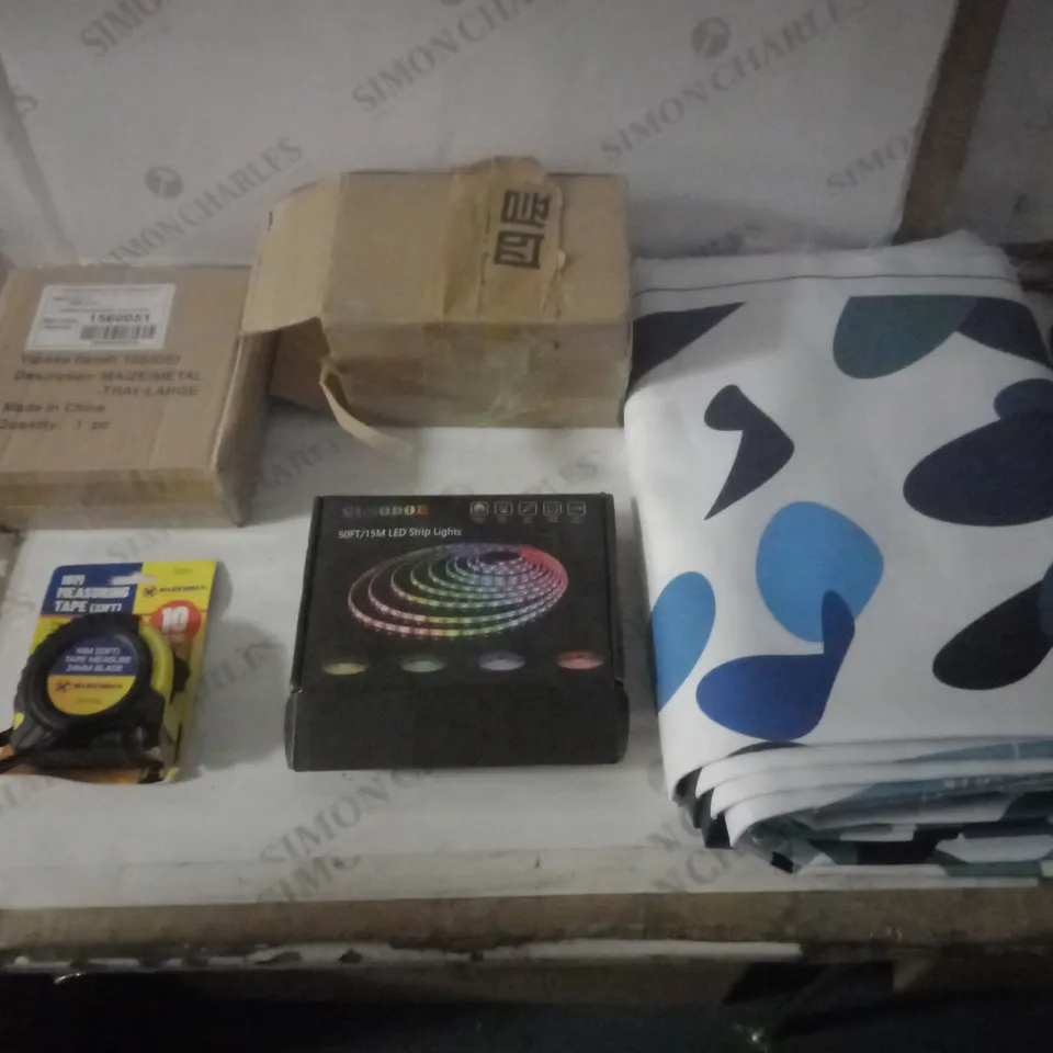 GROUP OF APPROX 5 ASSORTED ITEMS TO INCLUDE MATERIAL, LIGHTING, TAPE MEASURE ETC