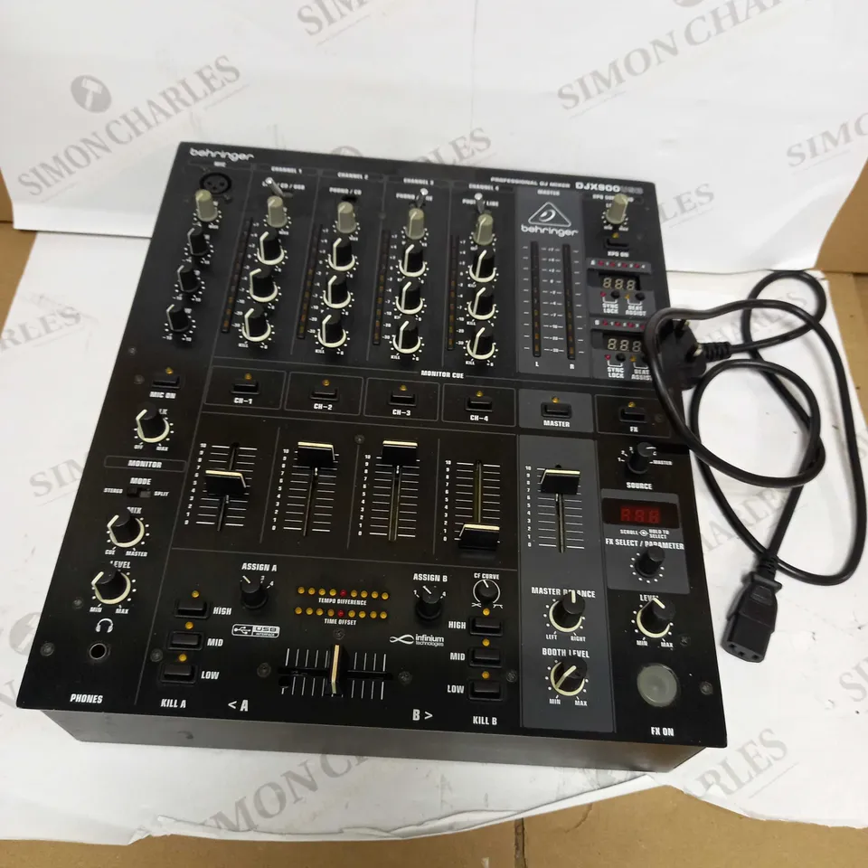 BEHRINGER PRO MIXER DJX900USB 