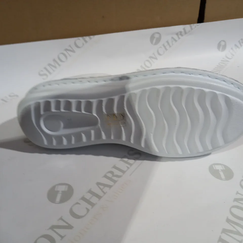 ADESSO WHITE TRAINERS SIZE 5