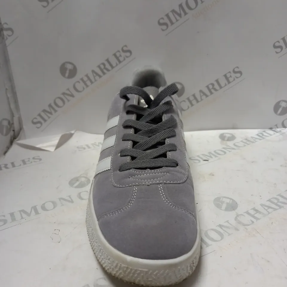 ADIDAS GAZELLE TRAINERS IN GREY & WHITE - UK 9