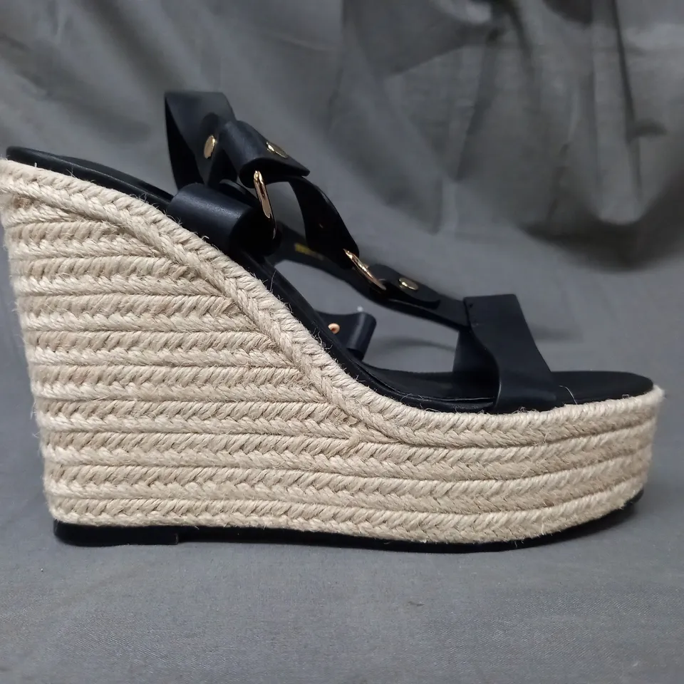 BOXED PAIR OF DANIEL SERENITY PLATFORM HIGH WEDGE SANDALS IN BLACK EU SIZE 40