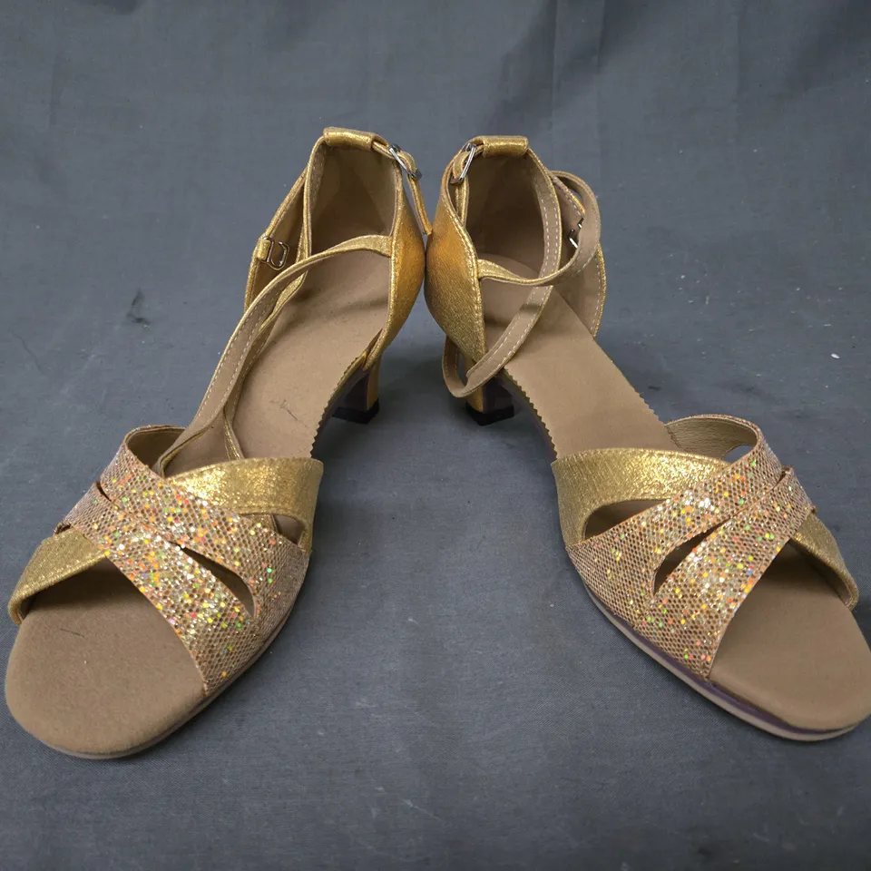 BOXED PAIR OF UNBRANDED OPEN TOE LOW HEEL SANDALS IN METALLIC GOLD W. GLITTER EFFECT EU SIZE 41