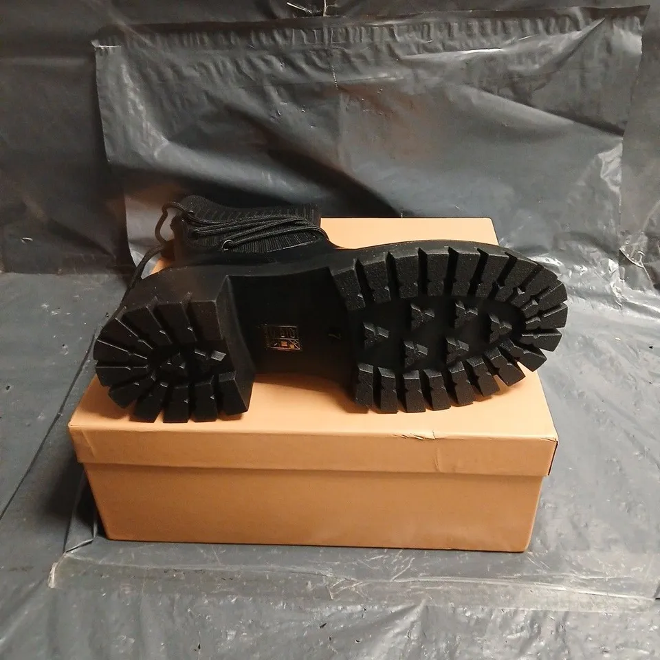 SIMMI LONDON BLACK LEATHER ANKLE BOOTS WITH RIBBED KNIT SOCK SHAFT AND CHUNKY LUG SOLE UK SIZE 7