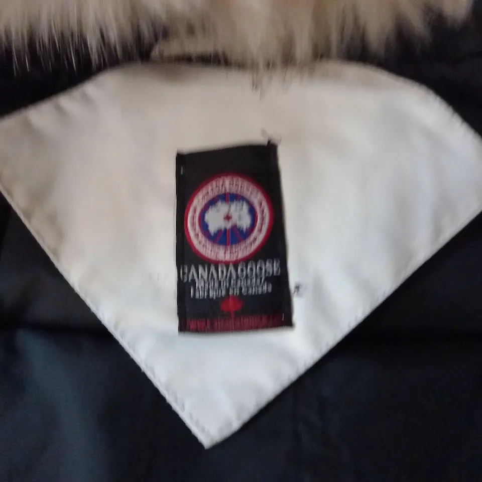 CANADA GOOSE WHITE PADDED COAT - SIZE UNSPECIFIED