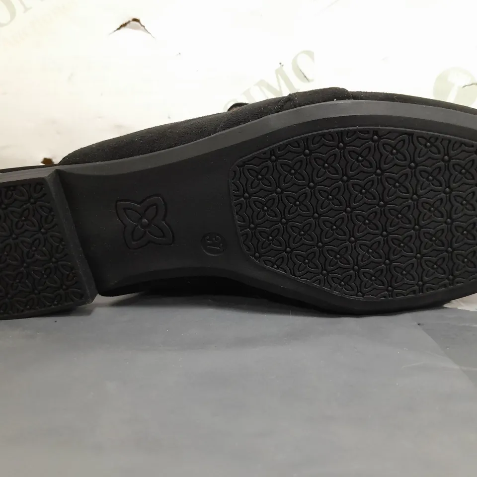 BOXED PAIR OF GRACELAND SLIP-ON SHOES IN BLACK W. GOLD EFFECT DETAIL UK SIZE 4