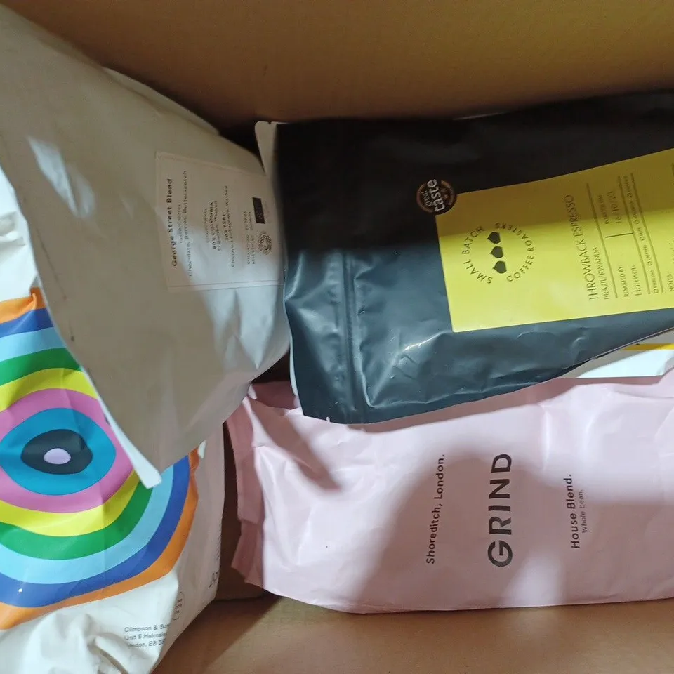 BOX OF APPROXIMATELY 8 ASSORTED BAGS OF COFFEE BEANS TO INCLUDE TWO CHIMPS, UNION, ETC