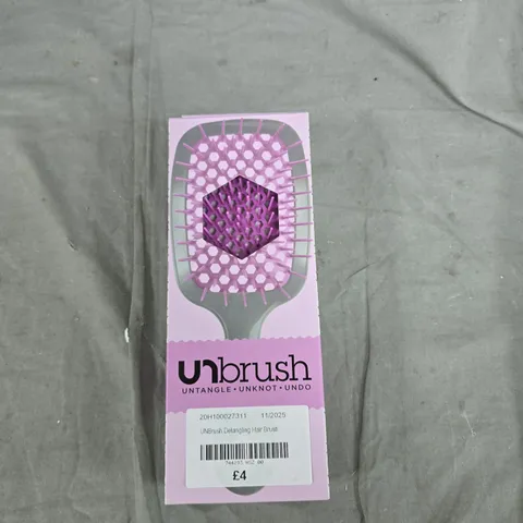 BOX OF APPROXIMATELY 20 ASSORTED ITEMS TO INCLUDE: TANGLE BRUSH, TREE ORNAMENT AND SANDALS