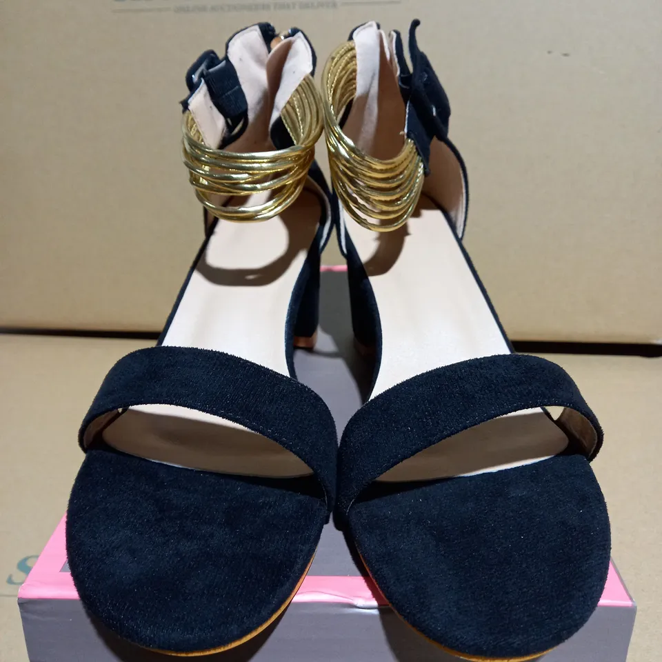 WOMENS OPEN-TOE ANKLE STRAP CHUNKY HEELED SANDALS - SIZE 8