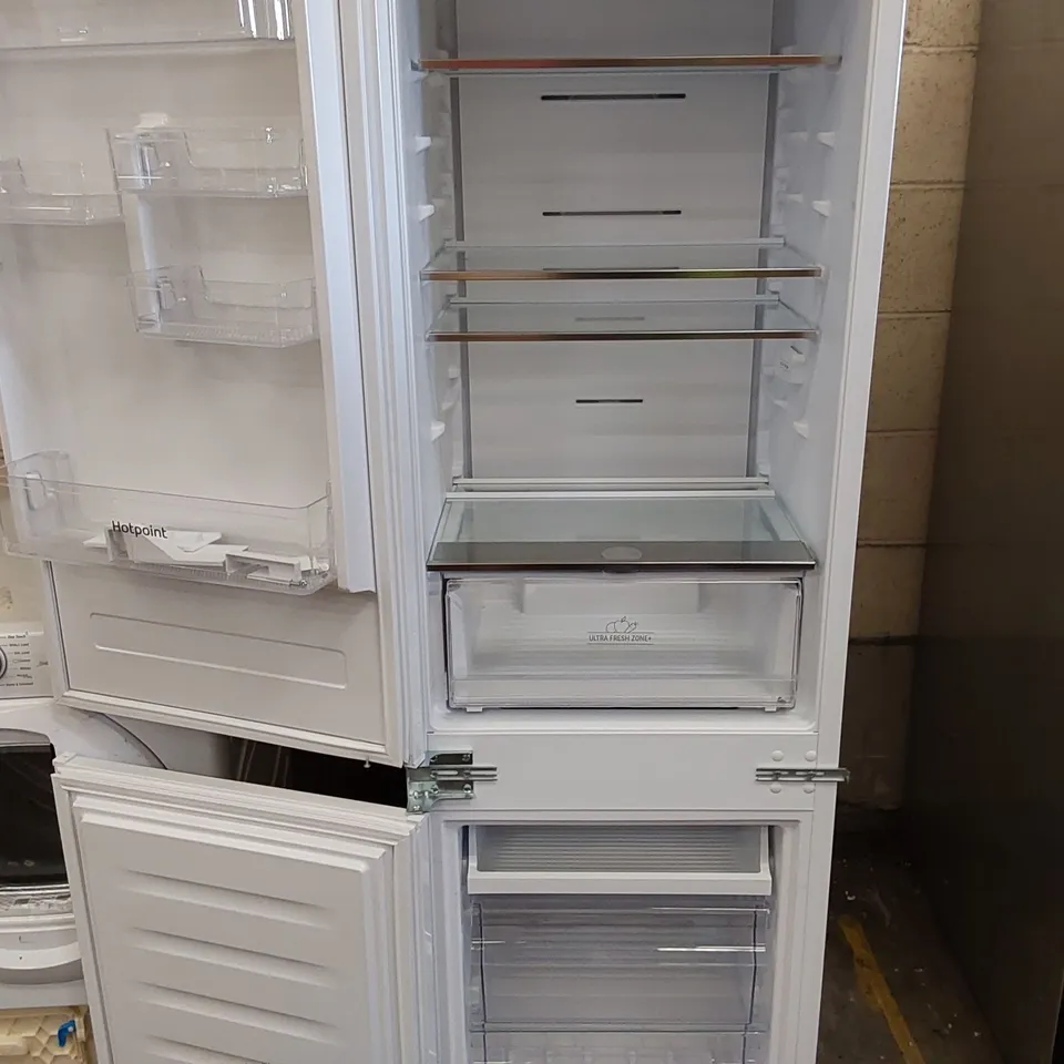 HOTPOINT FREESTANDING FRIDGE FREEZER - WHITE 