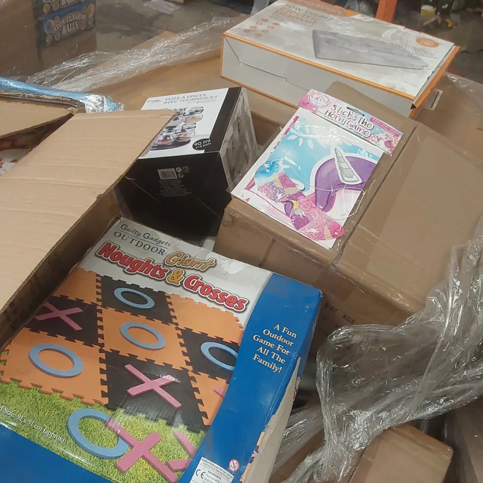 PALLET TO CONTAINING A VERY LARGE QUANTITY OF ASSORTED ITEMS INCLUDING: CHRISTMAS FINGER TOYS, EASTER EGG HUNT PROPS, GIANT NOUGHTS & CROSSES GAME, ELECTRIC BLANKET ECT