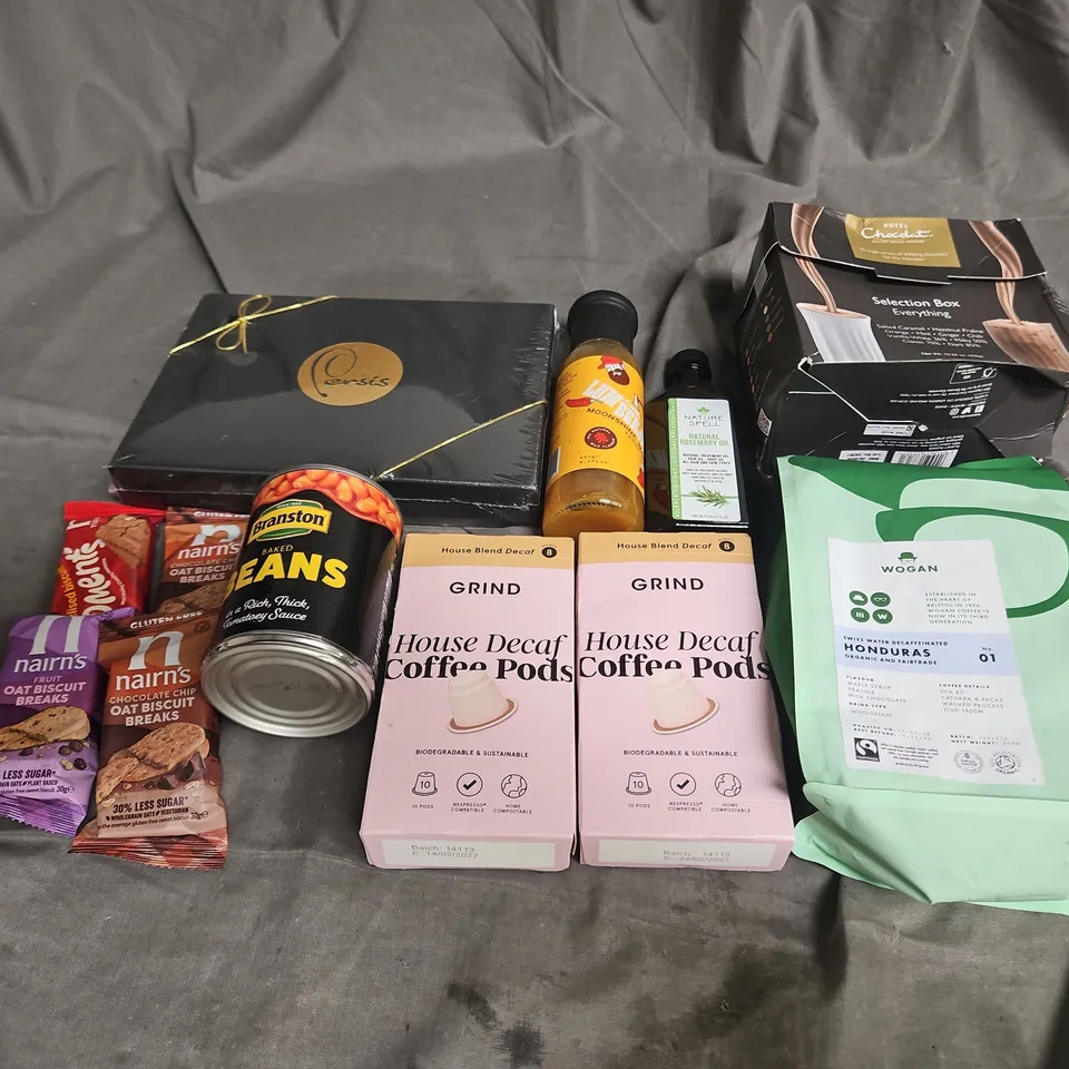 APPROXIMATELY 15 ASSORTED FOOD ITEMS TO INCLUDE - HOTEL CHOCOLAT DRINKING SELECTION BOX, GRIND DECAF COFFEE PODS, WOGAN DECAFFEINATED COFFEE BEANS, ETC - COLLECTION ONLY