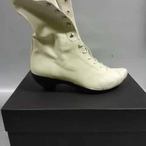 BOXED PAIR OF TRACEY NEULS TANYA BOOTS IN OFF WHITE - 6
