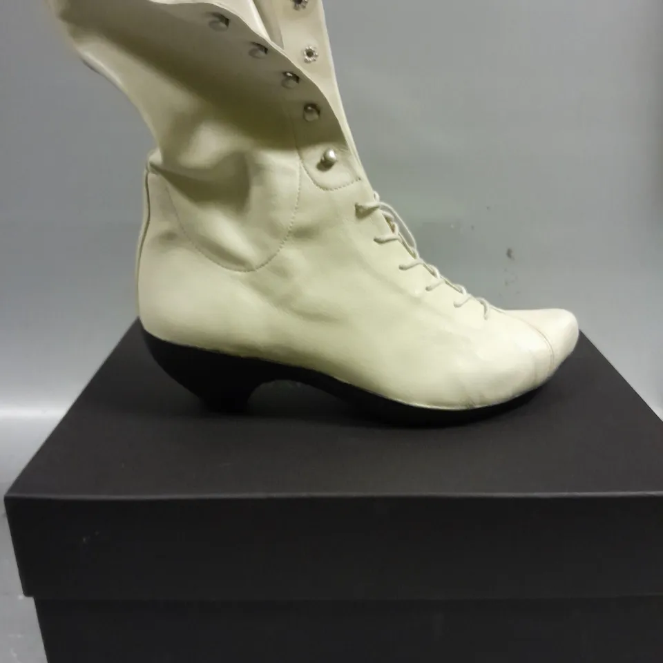 BOXED PAIR OF TRACEY NEULS TANYA BOOTS IN OFF WHITE - 6