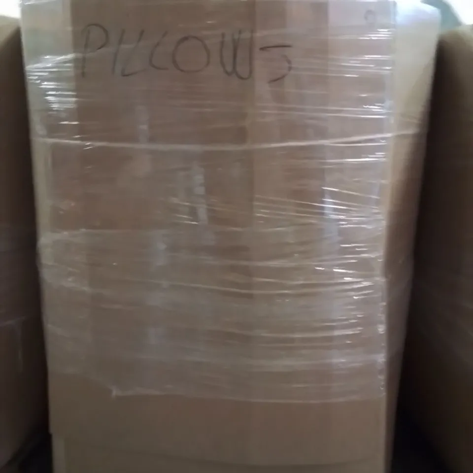PALLET CONTAINING A LARGE QUANTITY OF PILLOWS