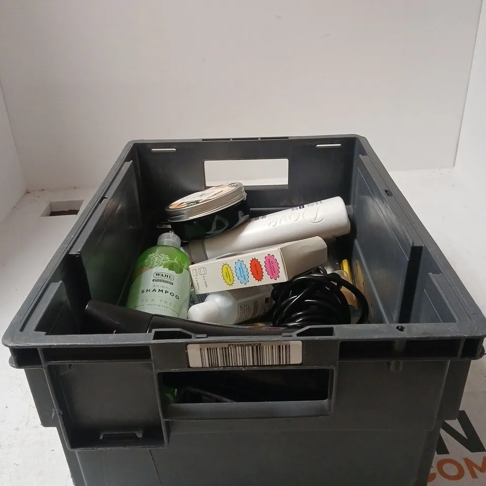 TOTE OF APPROXIMATELY 20 ASSORTED COSMETIC ITEMS TO INCLUDE HAIR DRYER, WAHL SHAMPOO, DOVE SCALP + HAIR SHAMPOO, L'OREAL DULCIA ADVANCED, BODY SHOP SHEA BUTTER ETC