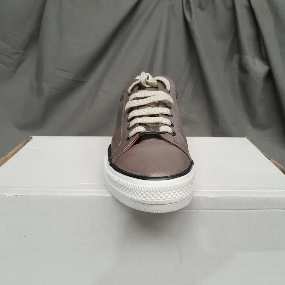 BOXED PAIR OF MODA IN PELLE ASTRIPE GREY LEATHER TRAINERS - SIZE 7