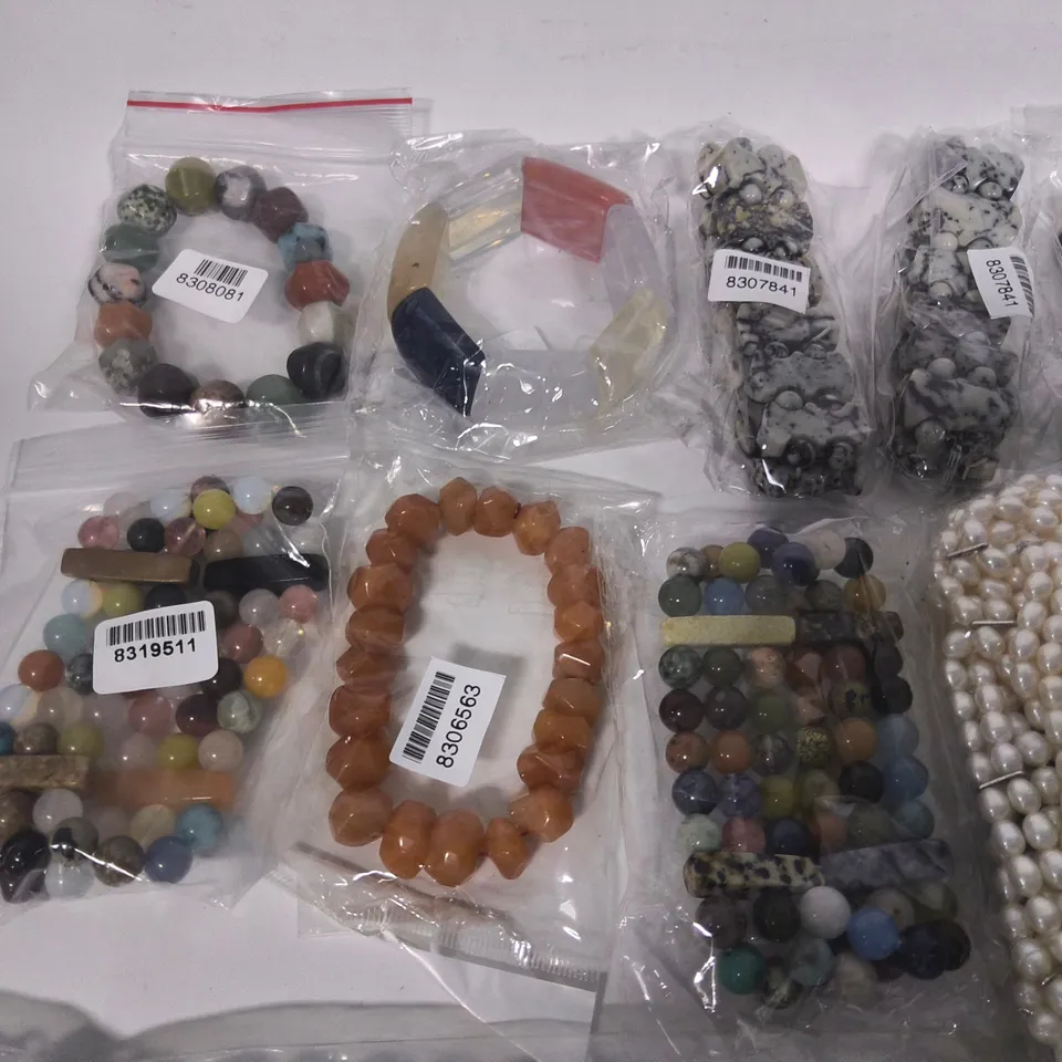 LOT OF 20 BRAND NEW FASHION BRACELETS IN VARIOUS STYLES AND SIZES