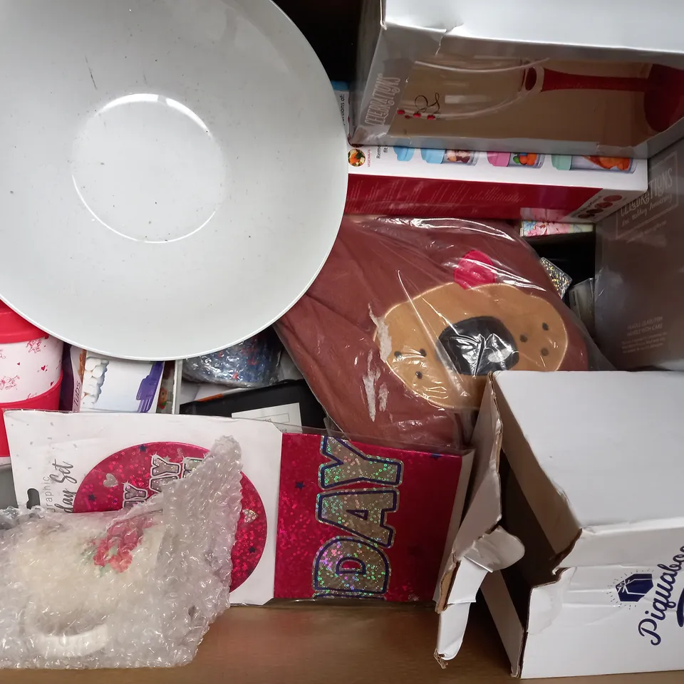 BOX OF APPROXIMATELY 15 ASSORTED HOUSEHOLD ITEMS TO INCLUDE WILKO 20 CM STAINLESS STEEL SAUCEPAN, OVER DRIVE SUPER FAST REMOTE CONTROL RACER, ETC - COLLECTION ONLY
