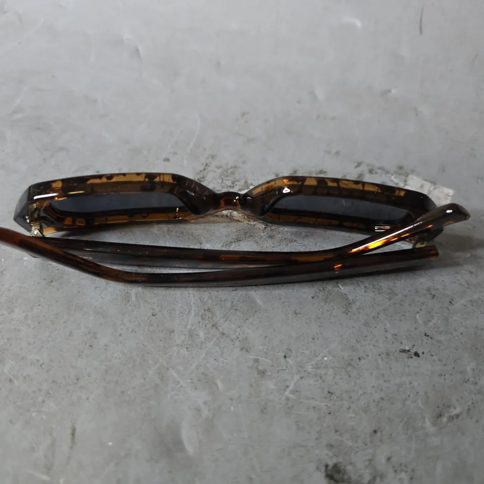 BOXED MELLER LIGHT SHADE SUNGLASSES 
