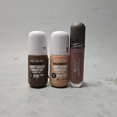 BOX OF APPROXIMATELY 20 ASSORTED HEALTH & BEAUTY ITEMS TO INCLUDE -REVLON COLOUR STAY 220 FOUNDATION , REVLON HYPER MATTE LIP MOUSSE , REVLON COLOUR STAY FOUNDATION 620 