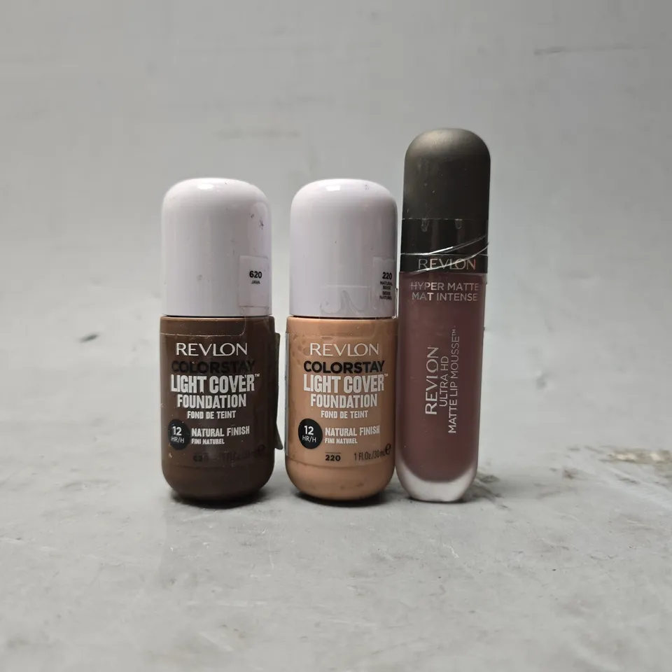 BOX OF APPROXIMATELY 20 ASSORTED HEALTH & BEAUTY ITEMS TO INCLUDE -REVLON COLOUR STAY 220 FOUNDATION , REVLON HYPER MATTE LIP MOUSSE , REVLON COLOUR STAY FOUNDATION 620 