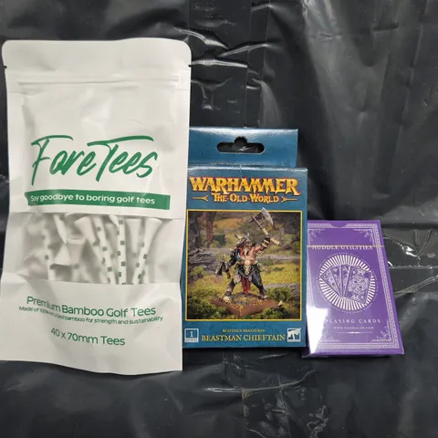 APPROXIMATELY 10 ASSORTED TOYS AND GAMES TO INCLUDE GOLF TEES, WARHAMMER BEASTMAN CHIEFTAIN MINIATURE, ETC