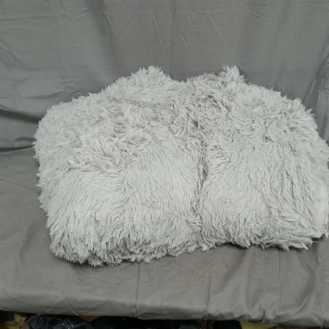 CUDDLY LARGE FAMILY COSY THROW IN GREY