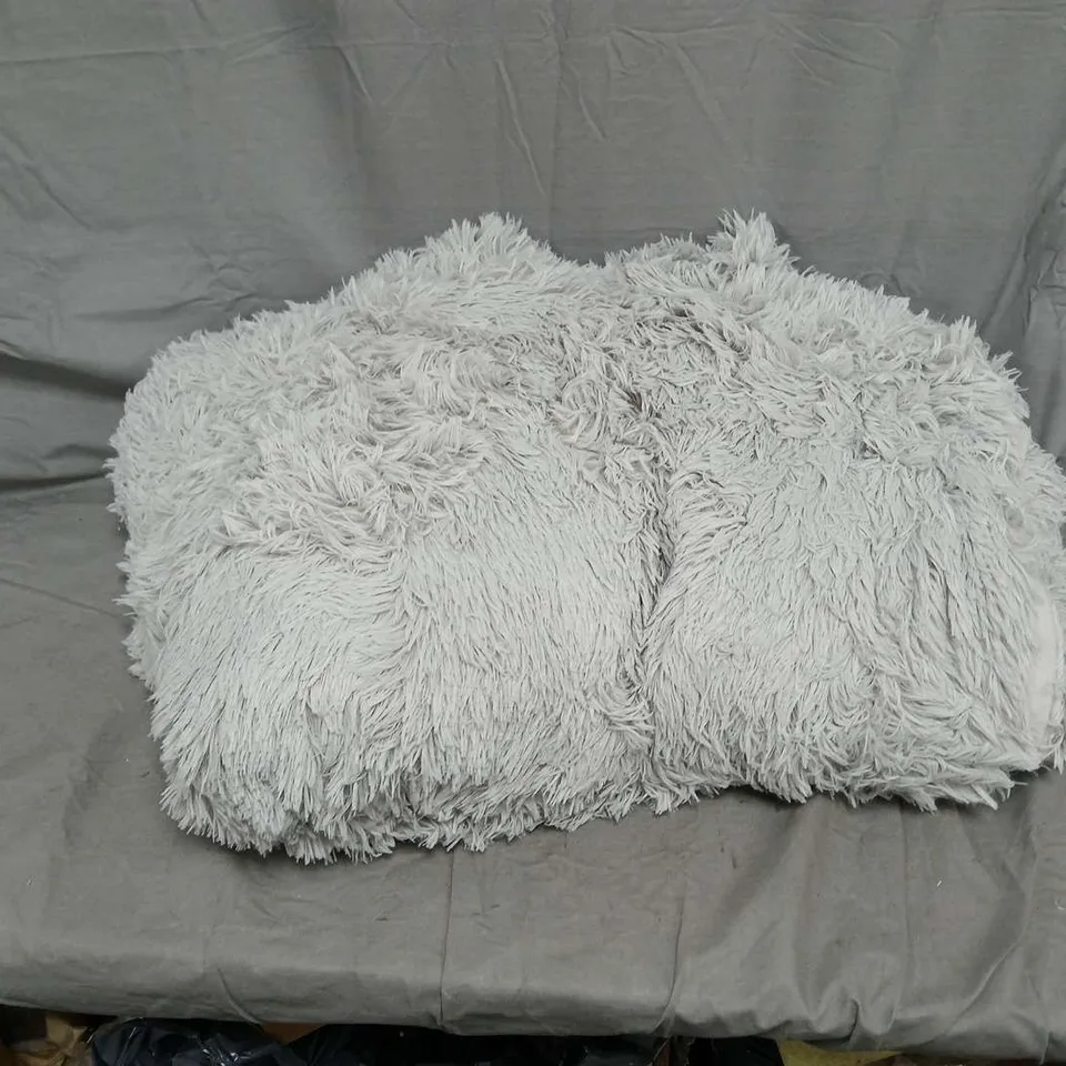 CUDDLY LARGE FAMILY COSY THROW IN GREY