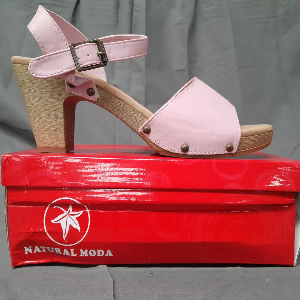 BOX OF APPROXIMATELY 10 BOXED PAIRS OF NATURAL MODA OPEN TOE BLOCK HEEL SANDALS IN PINK - VARIOUS SIZES