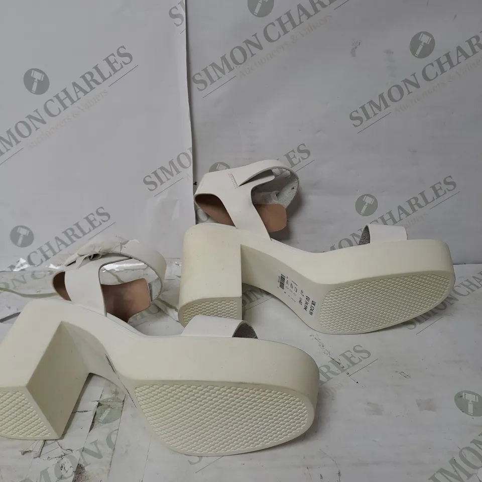 APPROXIMATELY 15 PAIRS OF BAGGED BLOCK HEEL OPEN TOE WHITE HEELS IN VARIOUS SIZES 