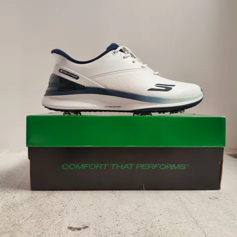 BOXED PAIR OF SKECHERS BLADE TOUR TRAINERS IN WHITE/NAVY SIZE UK 8