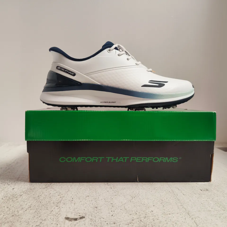 BOXED PAIR OF SKECHERS BLADE TOUR TRAINERS IN WHITE/NAVY SIZE UK 8