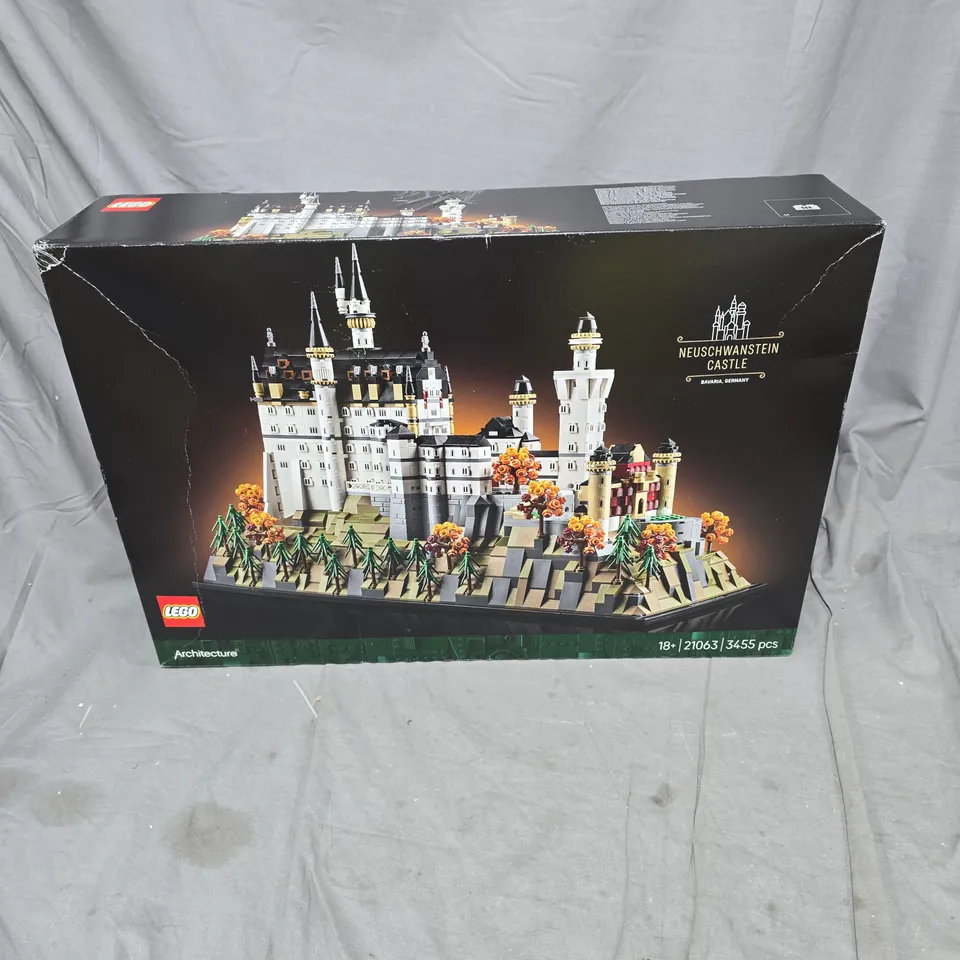 LEGO ARCHITECTURE NEUSCHWANSTEIN CASTLE BAVARIA GERMANY 3455 PIECES, 21062. 18+