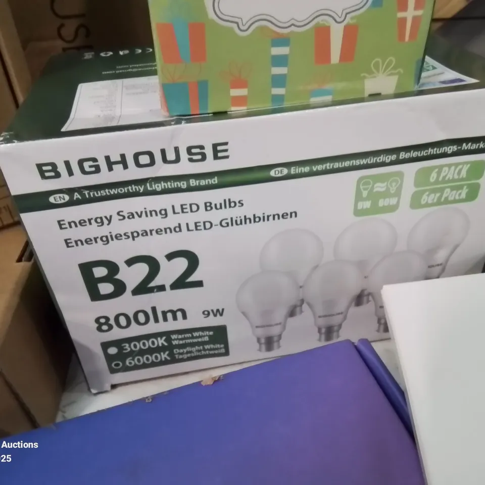 BOX CONTAINING LARGE NUMBER OF BOXED ELECTRONIC GOODS TO INCLUDE: LIGHT BULBS, HEADPHONES, MOUSE GAMING PAD, CHARGER CABLES, PHONE CASES AND LOTS MORE 