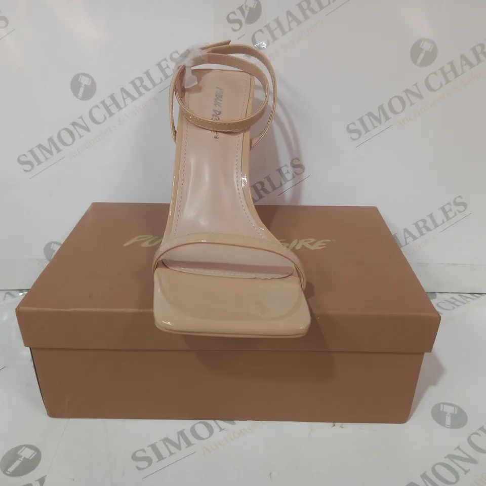 BOXED PAIR OF PUBLIC DESIRE OPEN SQUARE TOE HEELED SANDALS IN BEIGE UK SIZE 9