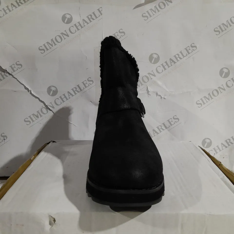 BOXED PAIR OF SKECHERS CABIN FEELS BOOTS BLACK SIZE 6