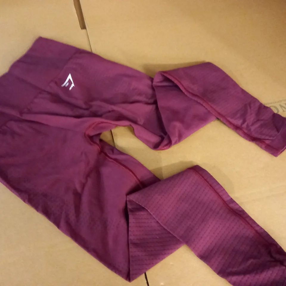 GYMSHARK TRAINING PANTS IN WINE - S