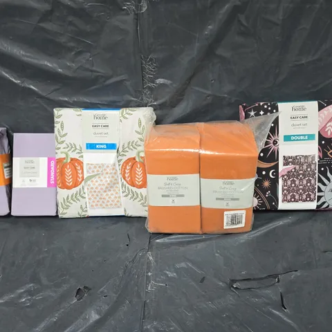 BOX OF APPROXIMATELY 12 ASSORTED BEDDING & SOFT FABRICS ITEMS TO INCLUDE - DUVET SET - FITTED SHEET ETC. 