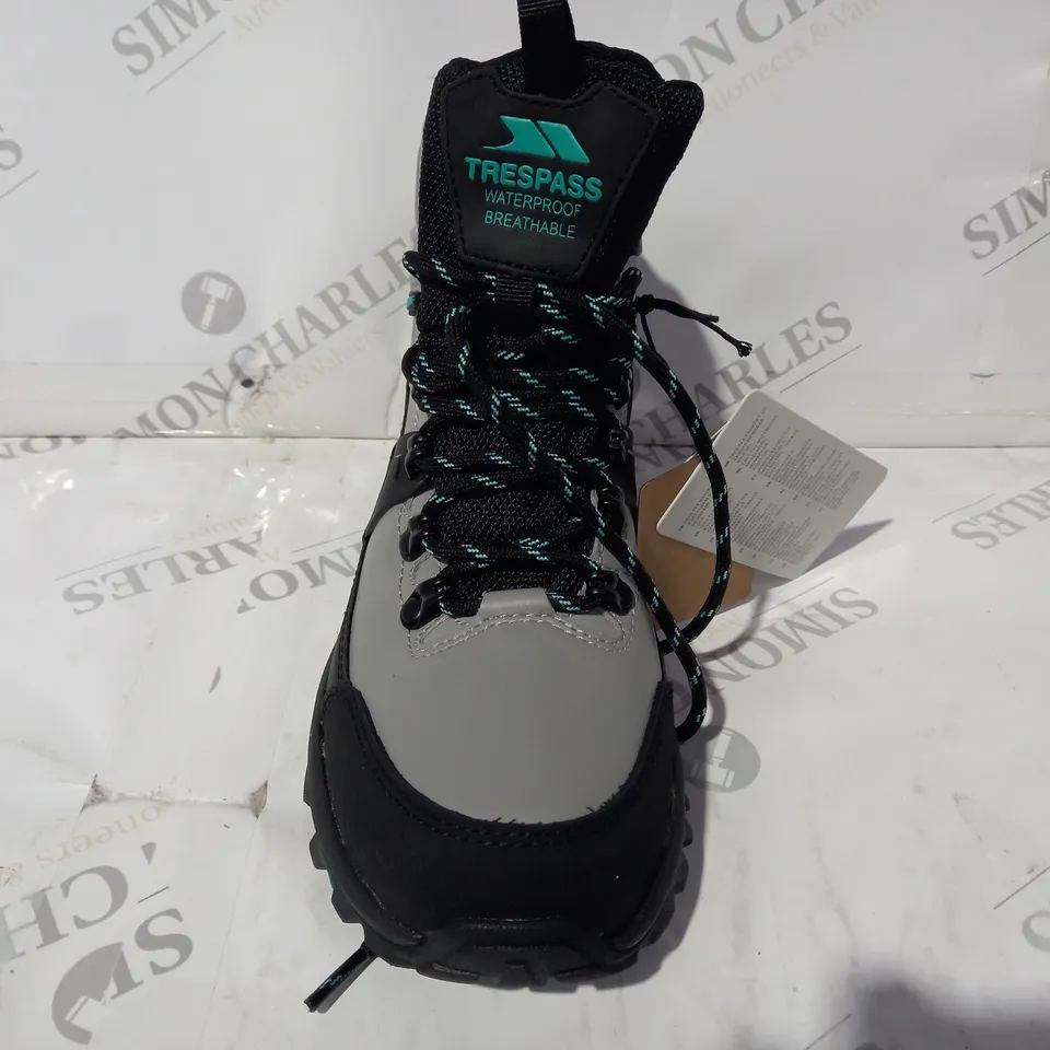 PAIR OF TRESPASS WATERPROOF WALKING BOOTS IN GREY UK SIZE 4