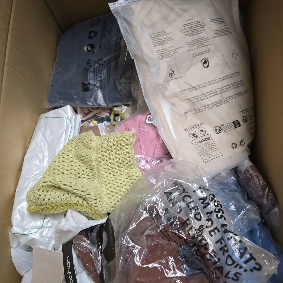 BOX OF APPROXIMATELY 20 ASSORTED CLOTHING ITEMS TO INCLUDE SWEATER, SCARF, SHORTS, ETC