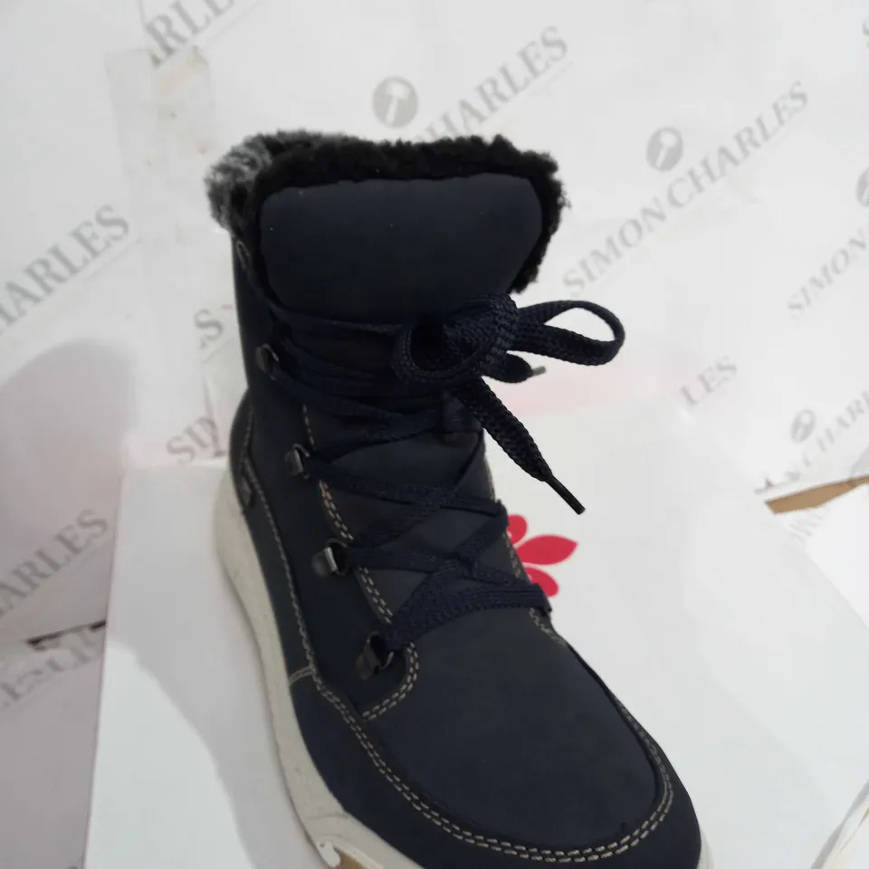 BOXED PAIR OF RIEKER WATER RESISTANT WARM LINED HIKING LACE UP BOOTS, NAVY - SIZE 7.5