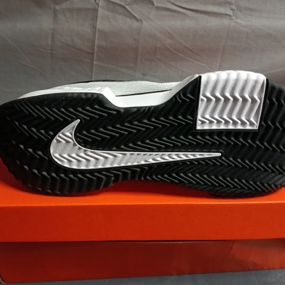 BOXED PAIR OF NIKE ZOOM GP CHALLENGE PRO TRAINERS - UK SIZE 8.5
